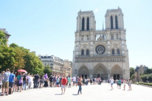 Bên trong nhà thờ Đức Bà hơn 850 năm tuổi ở Paris